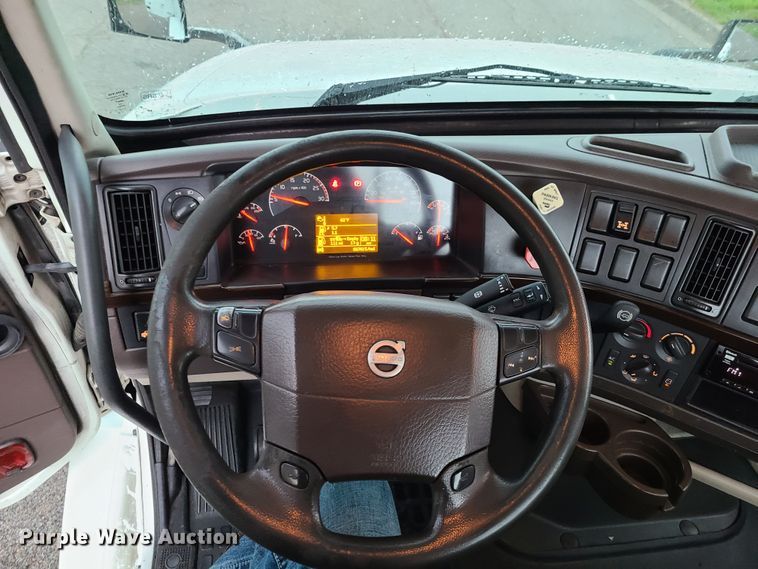 image for item K5821 2013 Volvo VN semi truck