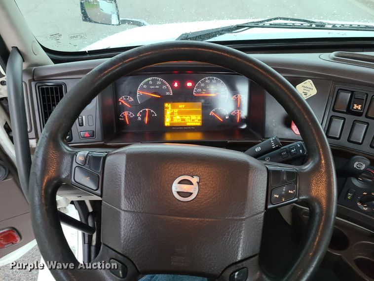 image for item K5821 2013 Volvo VN semi truck