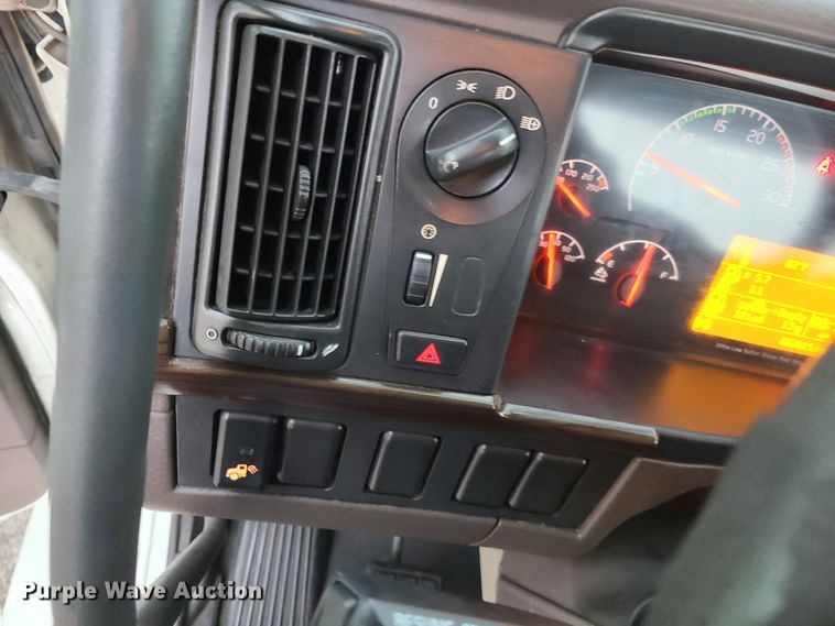 image for item K5821 2013 Volvo VN semi truck