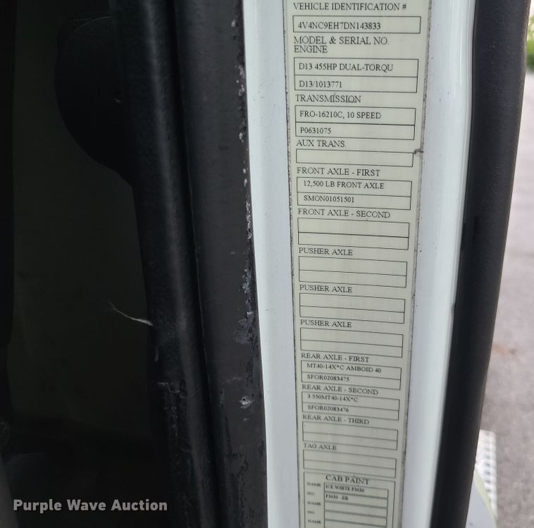 image for item K5821 2013 Volvo VN semi truck