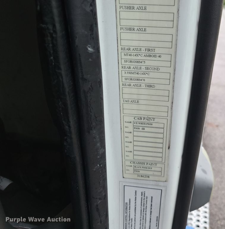 image for item K5821 2013 Volvo VN semi truck