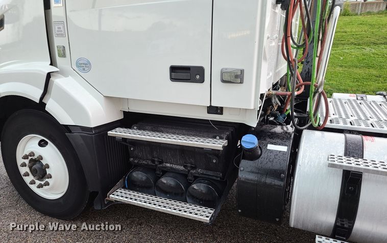 image for item K5821 2013 Volvo VN semi truck