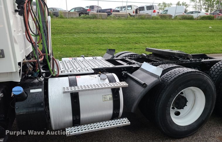 image for item K5821 2013 Volvo VN semi truck