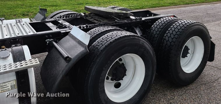 image for item K5821 2013 Volvo VN semi truck