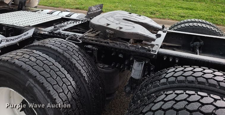 image for item K5821 2013 Volvo VN semi truck