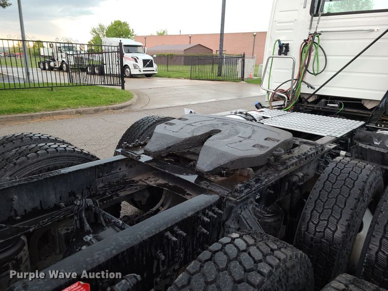 image for item K5821 2013 Volvo VN semi truck