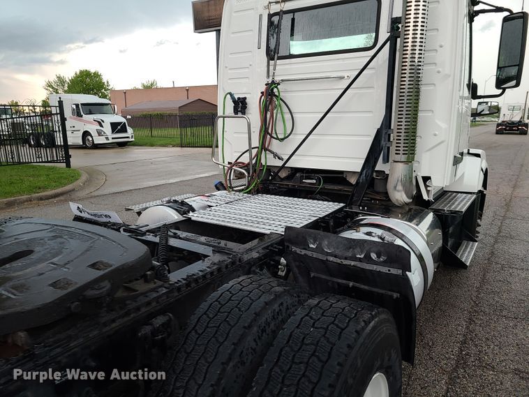 image for item K5821 2013 Volvo VN semi truck