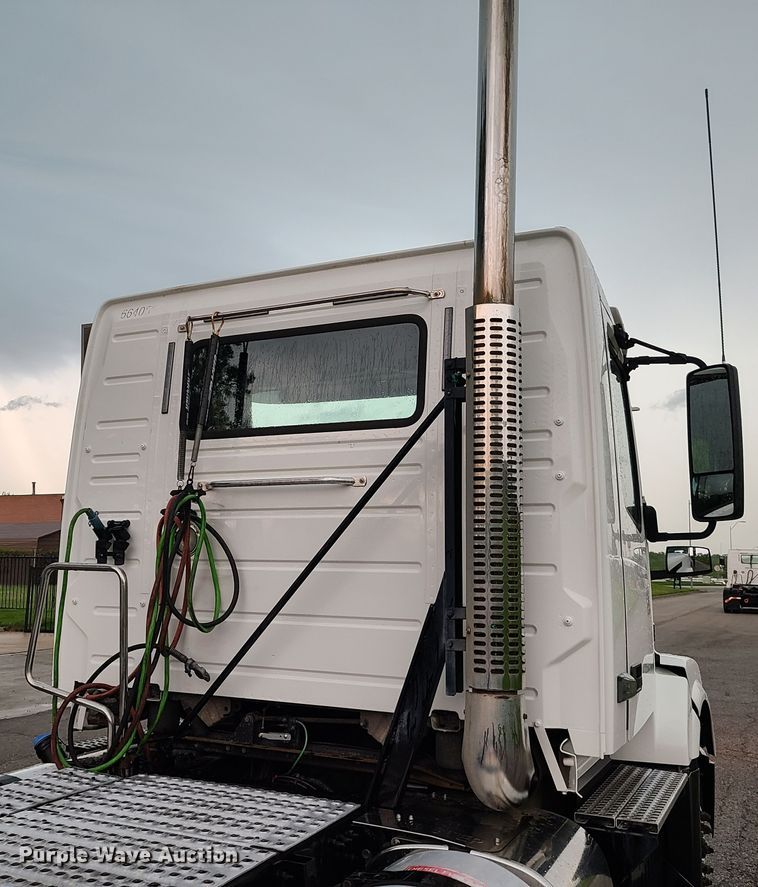 image for item K5821 2013 Volvo VN semi truck