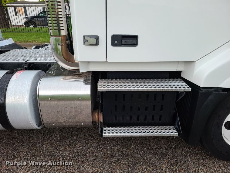 image for item K5821 2013 Volvo VN semi truck