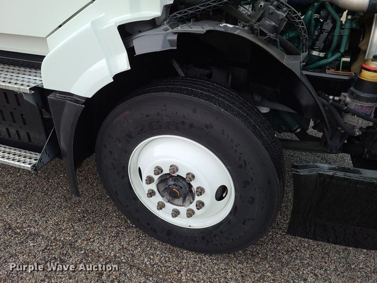 image for item K5821 2013 Volvo VN semi truck