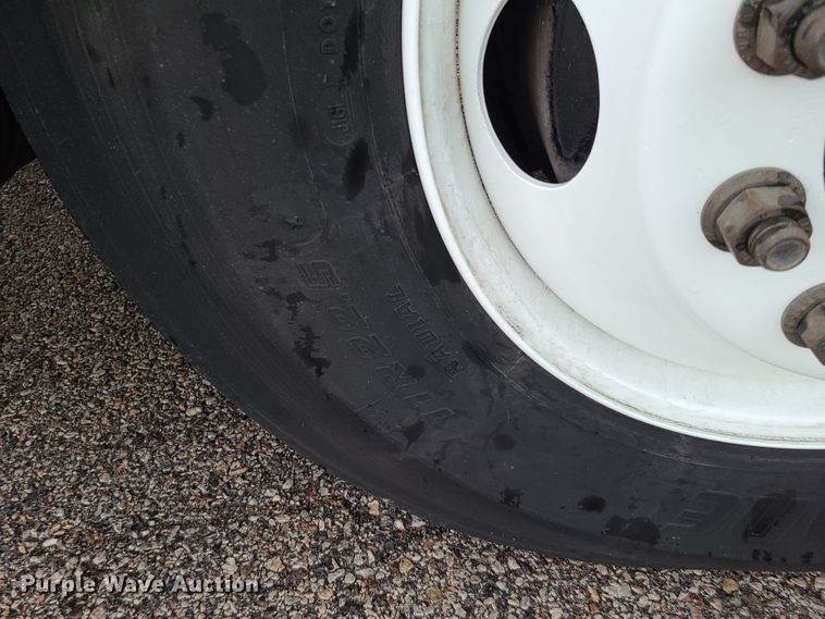 image for item K5821 2013 Volvo VN semi truck