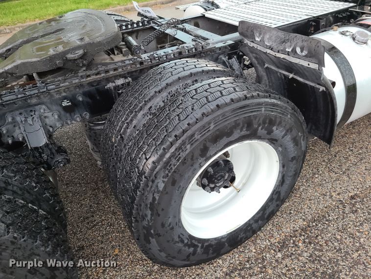 image for item K5821 2013 Volvo VN semi truck