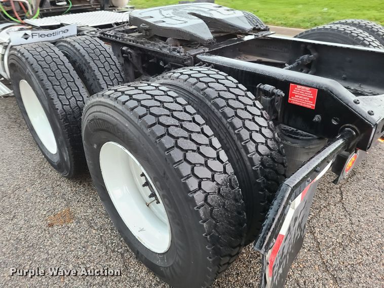 image for item K5821 2013 Volvo VN semi truck