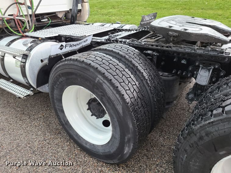 image for item K5821 2013 Volvo VN semi truck