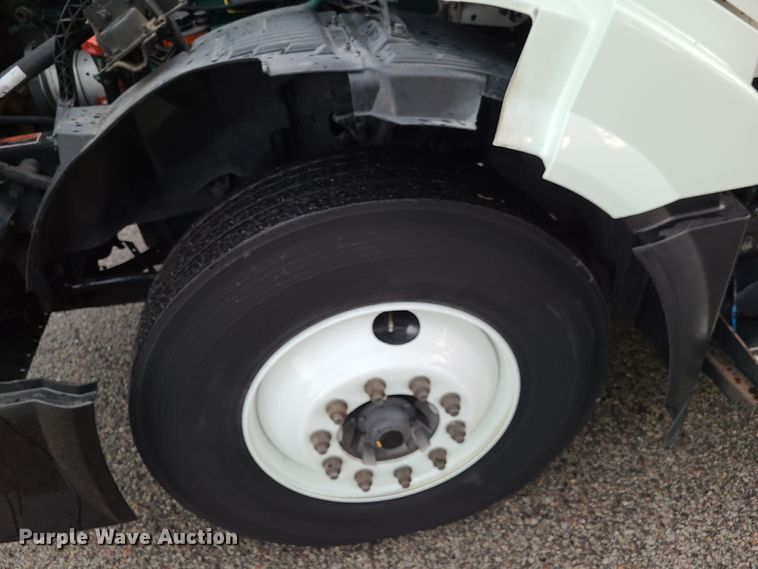 image for item K5821 2013 Volvo VN semi truck