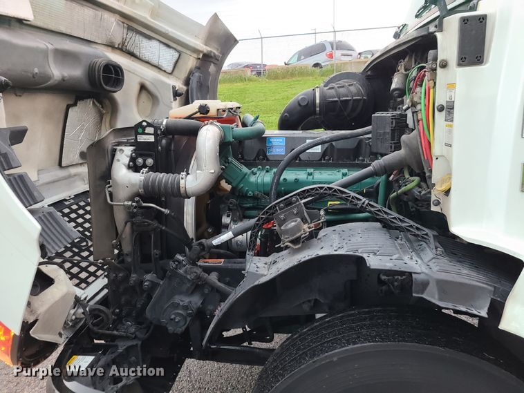 image for item K5821 2013 Volvo VN semi truck