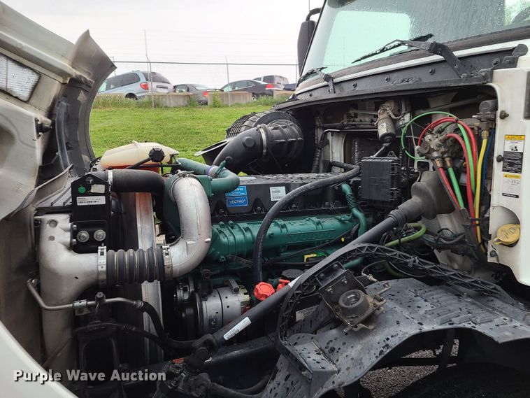 image for item K5821 2013 Volvo VN semi truck