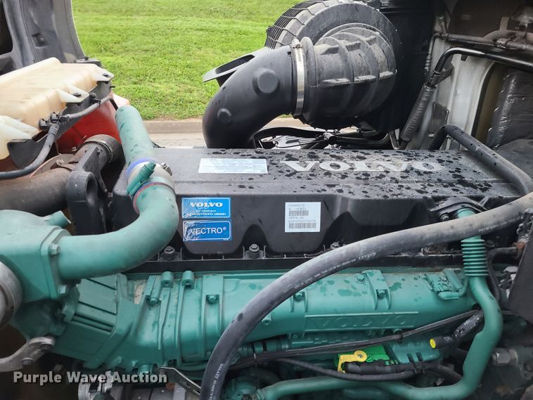 image for item K5821 2013 Volvo VN semi truck