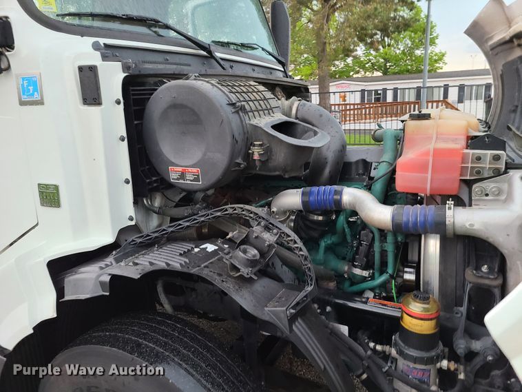 image for item K5821 2013 Volvo VN semi truck