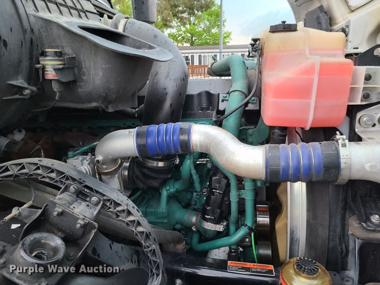 image for item K5821 2013 Volvo VN semi truck