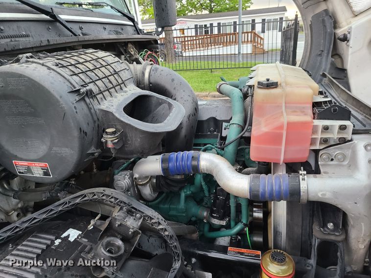 image for item K5821 2013 Volvo VN semi truck