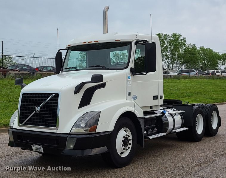 image for item K5822 2013 Volvo VN semi truck