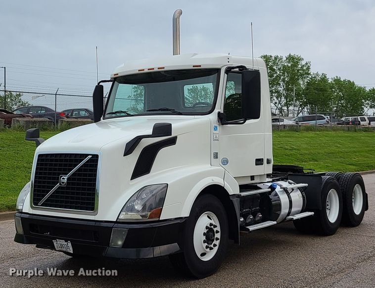 image for item K5822 2013 Volvo VN semi truck