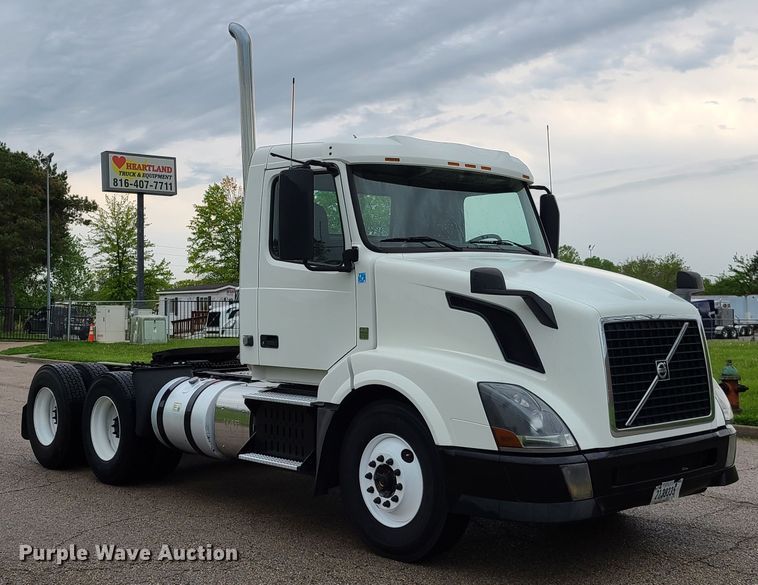 image for item K5822 2013 Volvo VN semi truck