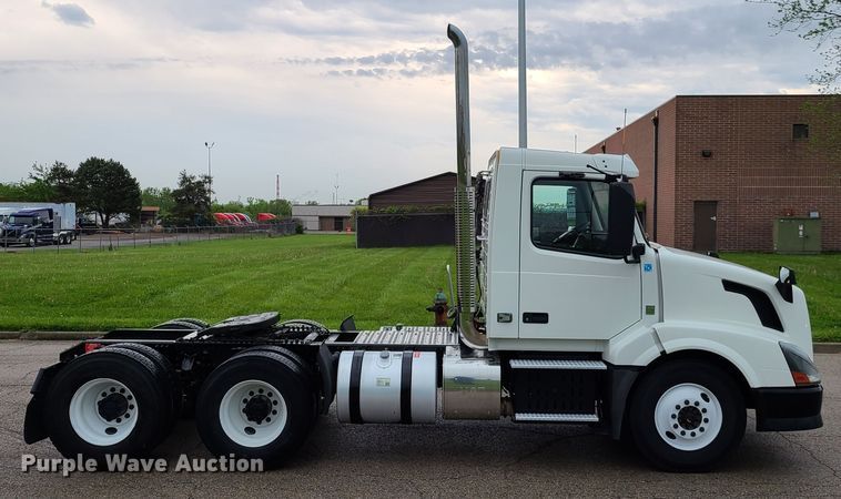 image for item K5822 2013 Volvo VN semi truck