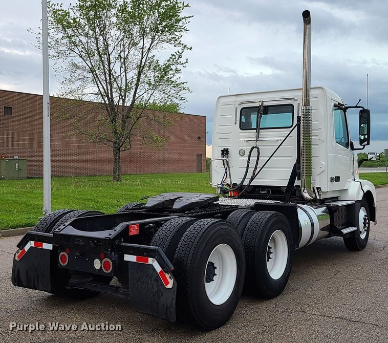 image for item K5822 2013 Volvo VN semi truck