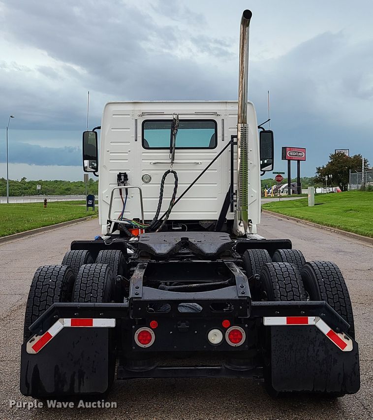 image for item K5822 2013 Volvo VN semi truck