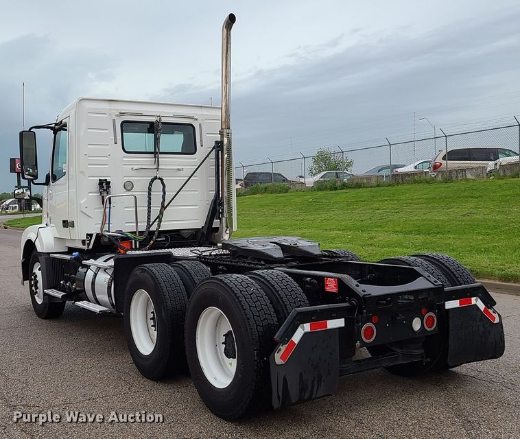 image for item K5822 2013 Volvo VN semi truck