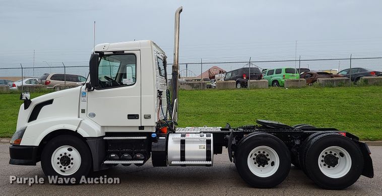 image for item K5822 2013 Volvo VN semi truck