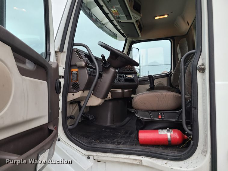 image for item K5822 2013 Volvo VN semi truck