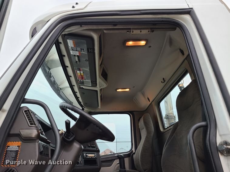 image for item K5822 2013 Volvo VN semi truck