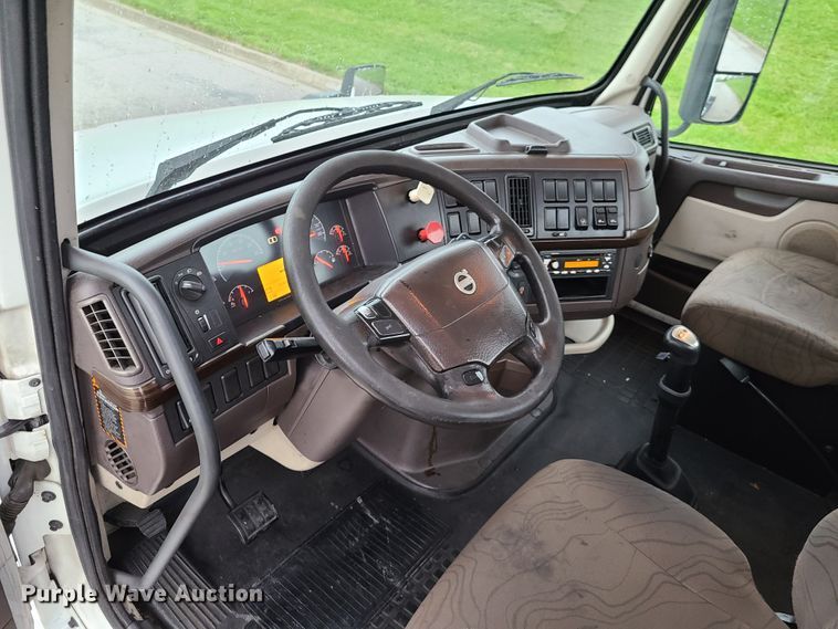 image for item K5822 2013 Volvo VN semi truck