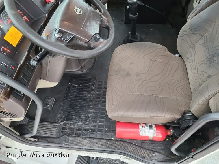 image for item K5822 2013 Volvo VN semi truck