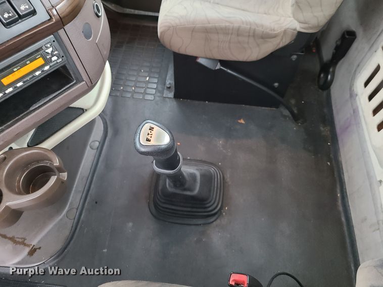 image for item K5822 2013 Volvo VN semi truck