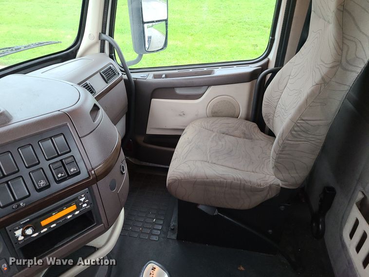 image for item K5822 2013 Volvo VN semi truck