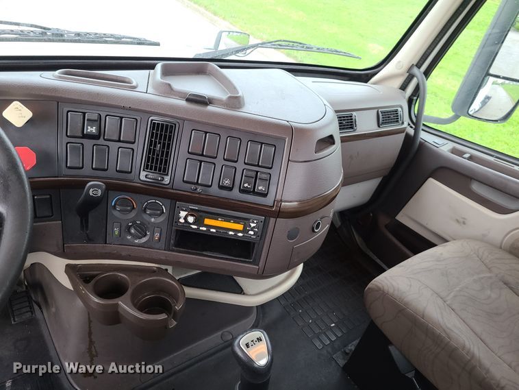 image for item K5822 2013 Volvo VN semi truck