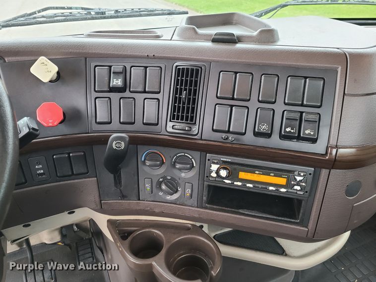 image for item K5822 2013 Volvo VN semi truck