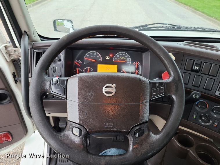 image for item K5822 2013 Volvo VN semi truck