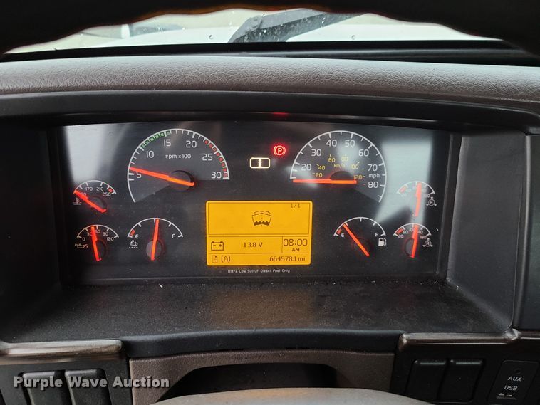 image for item K5822 2013 Volvo VN semi truck