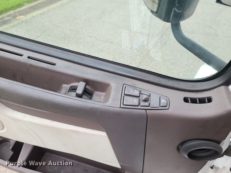 image for item K5822 2013 Volvo VN semi truck