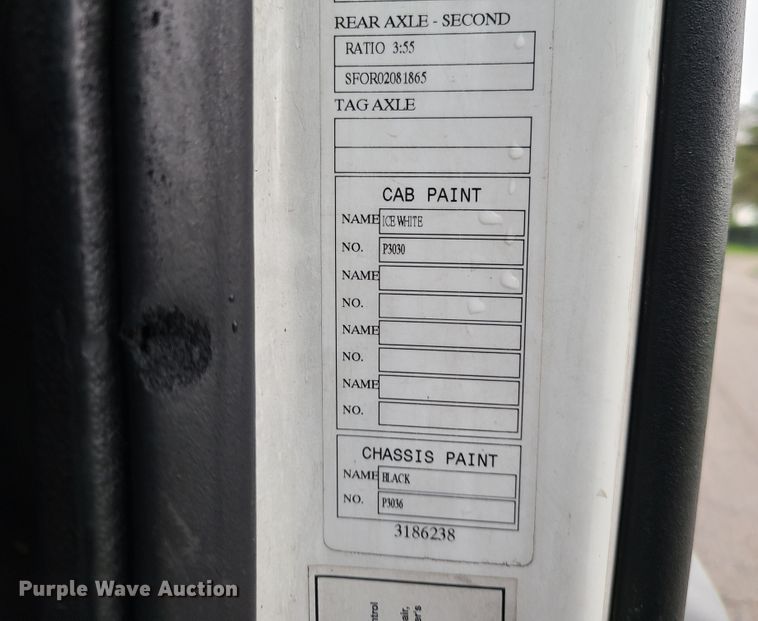 image for item K5822 2013 Volvo VN semi truck