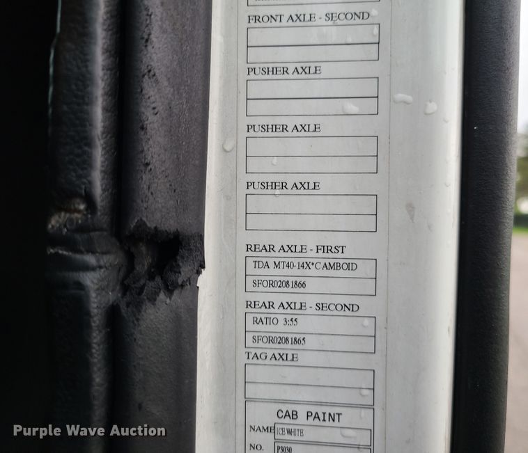 image for item K5822 2013 Volvo VN semi truck