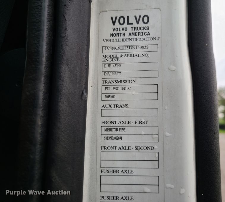 image for item K5822 2013 Volvo VN semi truck