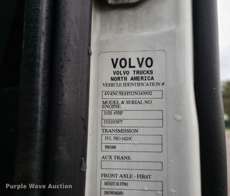 image for item K5822 2013 Volvo VN semi truck