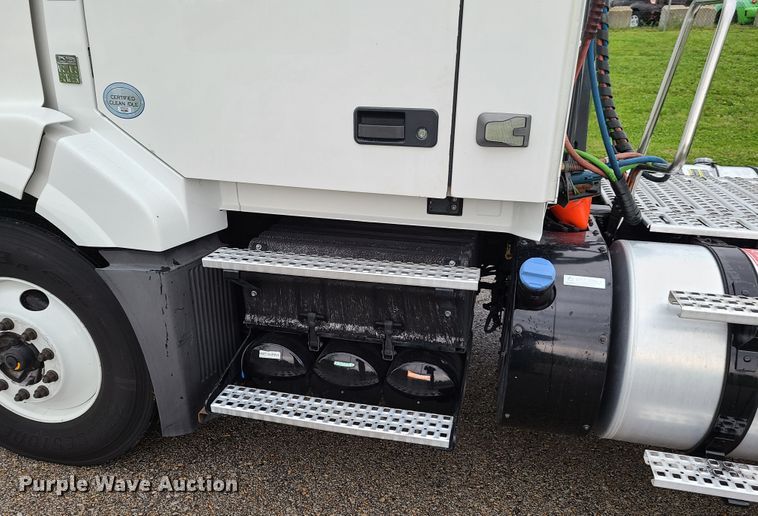 image for item K5822 2013 Volvo VN semi truck