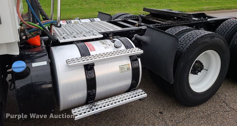 image for item K5822 2013 Volvo VN semi truck